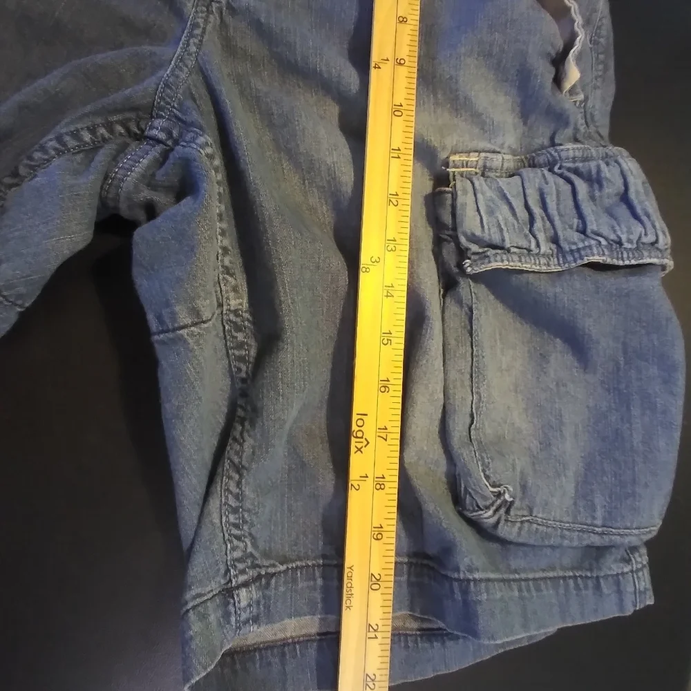 GAP Men's Denim-Look Light Blue Cargo Shorts 100% Cotton  Size 35 Waist Casual